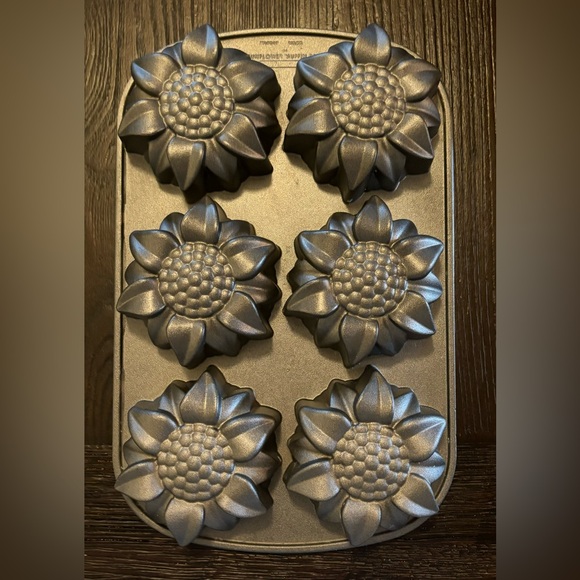 Nordic ware Sunflower Bundt Cakelet Cast Iron Baking Pan - Picture 7 of 7